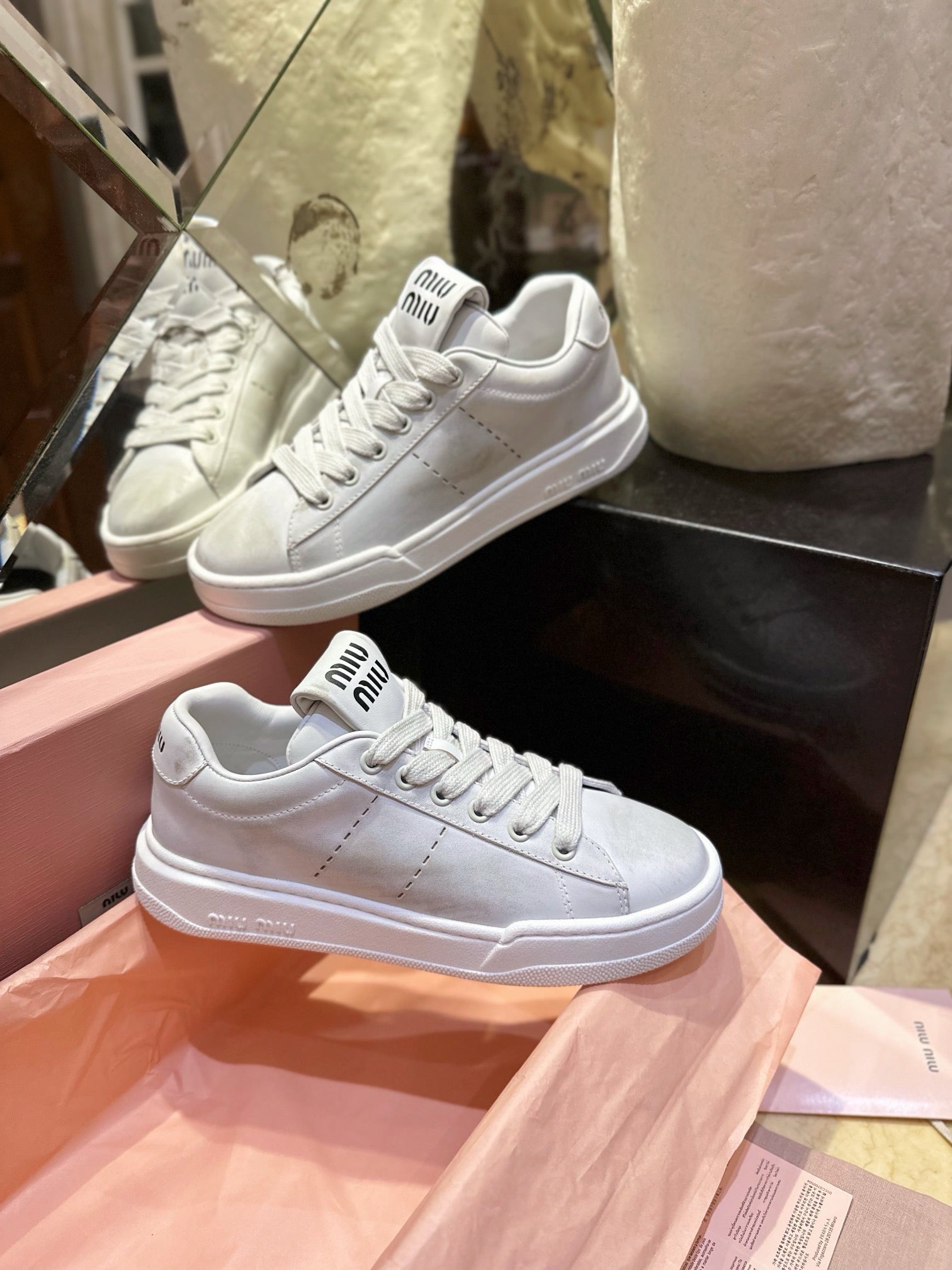 미우미우 블리치드 가죽 스니커즈