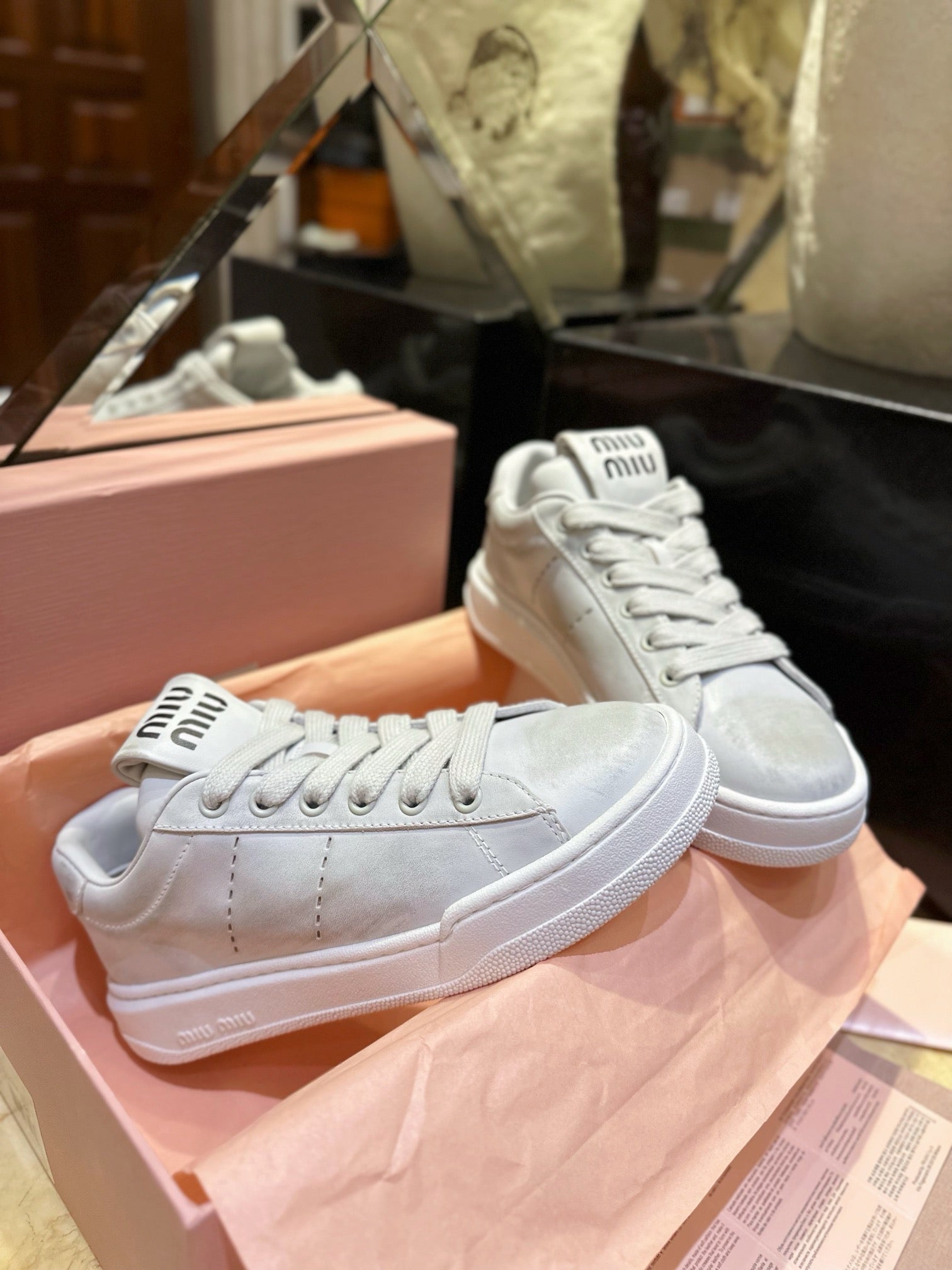 미우미우 블리치드 가죽 스니커즈