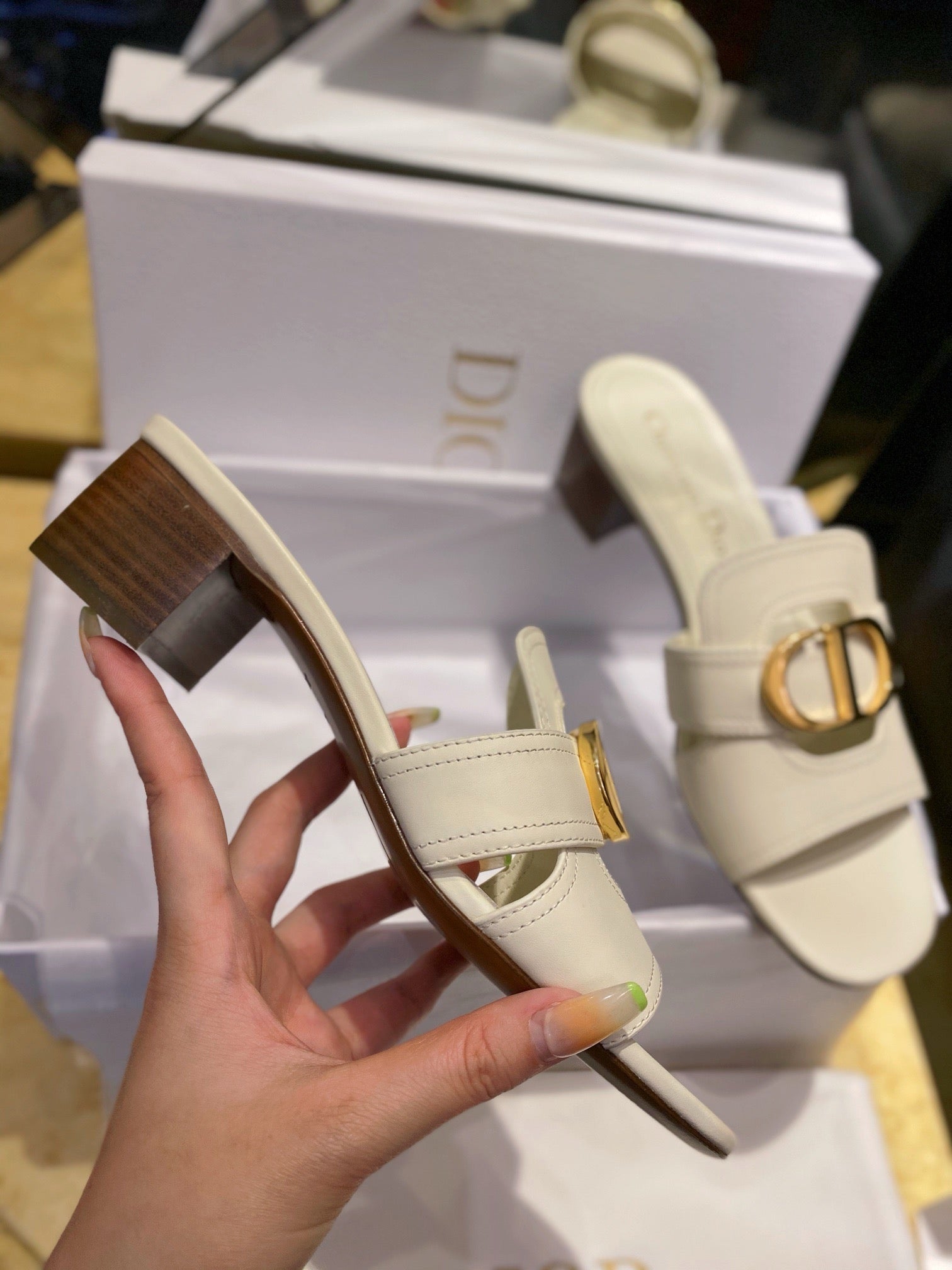 디올 30 몽테뉴 뮬 힐