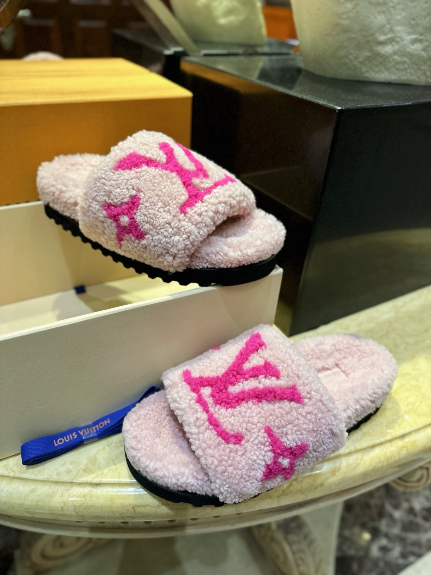 루이비통 파세오 플랫 컴포트 로고 양털 뮬