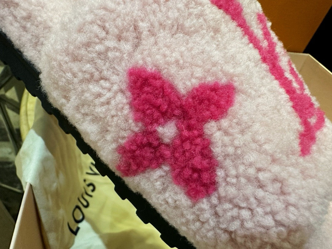 루이비통 파세오 플랫 컴포트 로고 양털 뮬