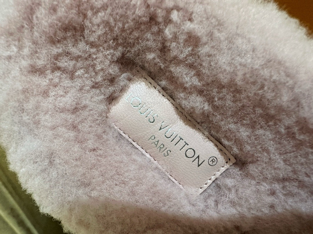 루이비통 파세오 플랫 컴포트 로고 양털 뮬