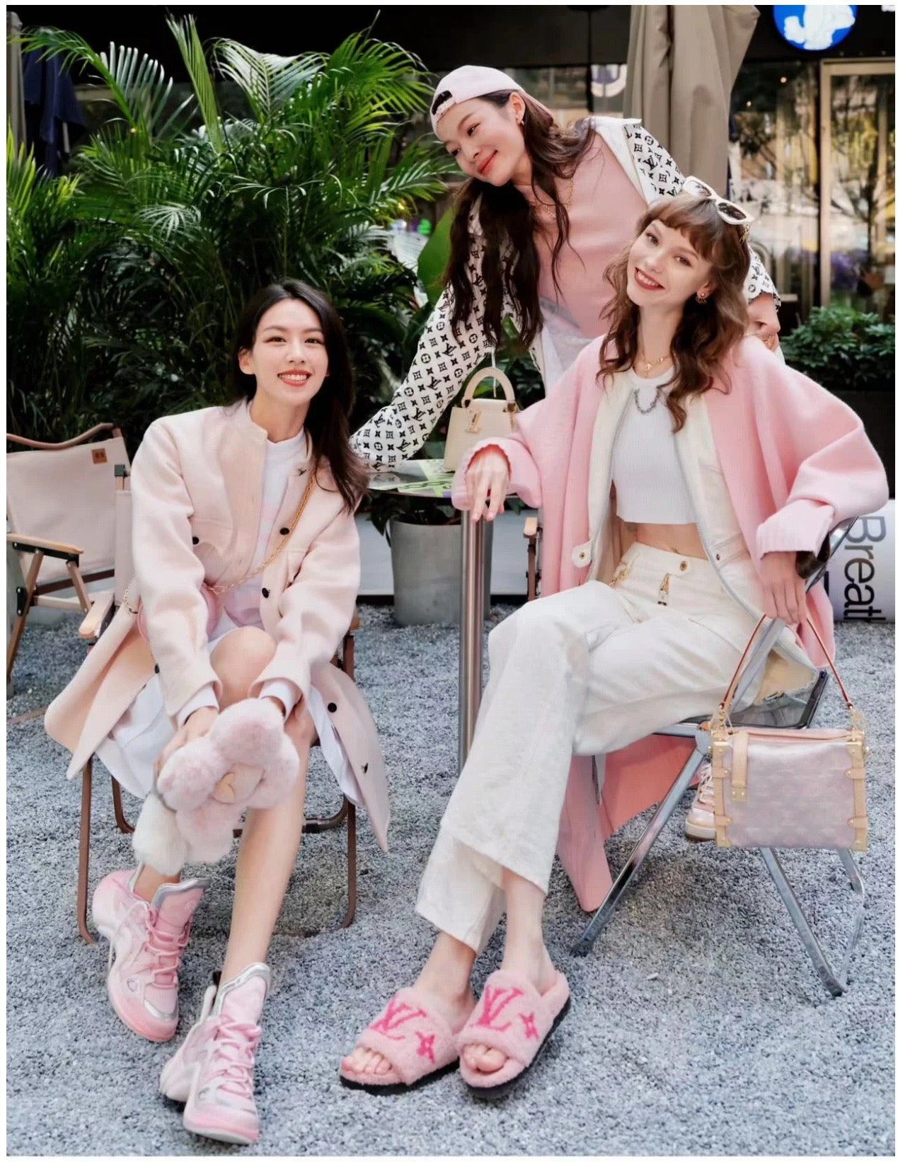 루이비통 파세오 플랫 컴포트 로고 양털 뮬