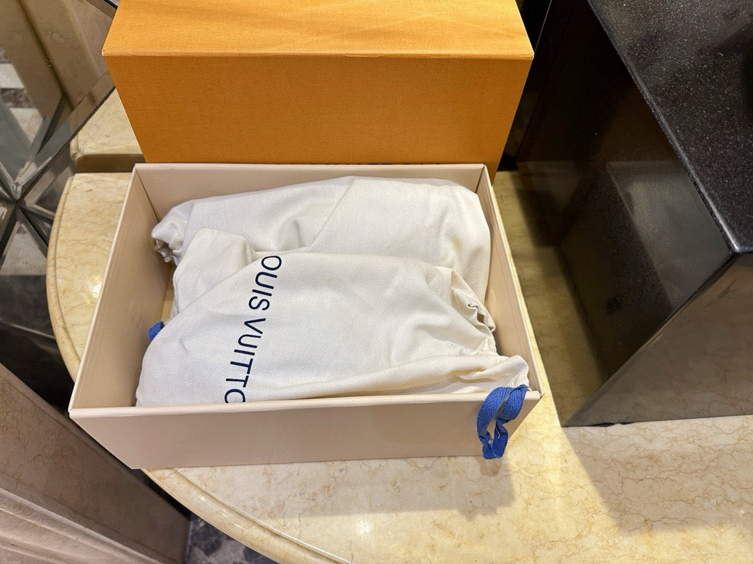 루이비통 파세오 플랫 컴포트 로고 양털 뮬