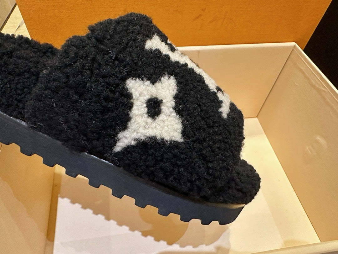 루이비통 파세오 플랫 컴포트 로고 양털 뮬