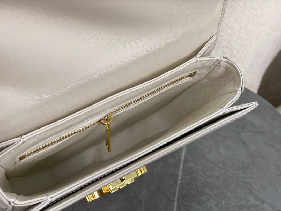 셀린느 트리옹프 틴 베사체 레더 체인백