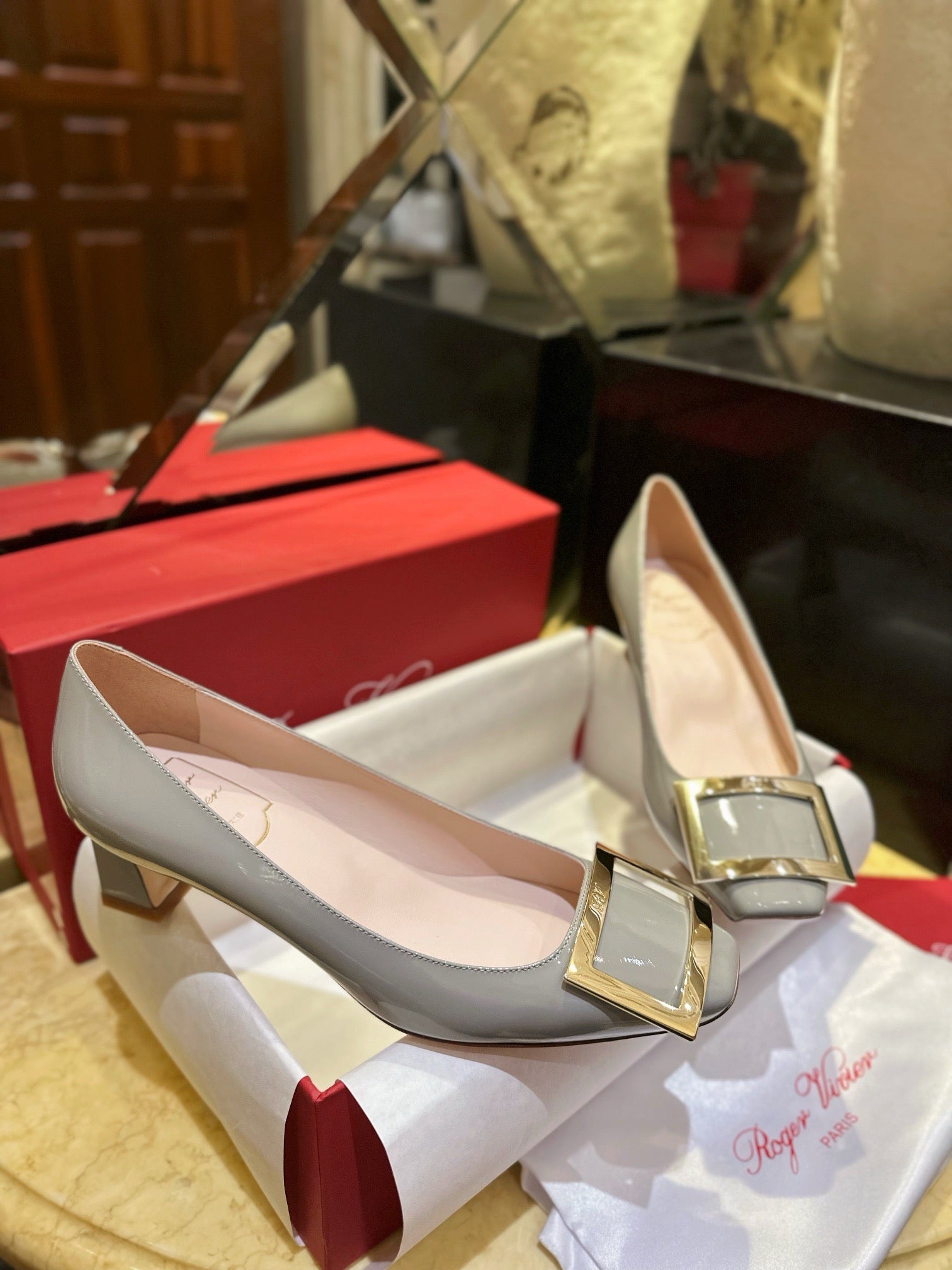 로저비비에 트럼펫 메탈 버클 펌프스