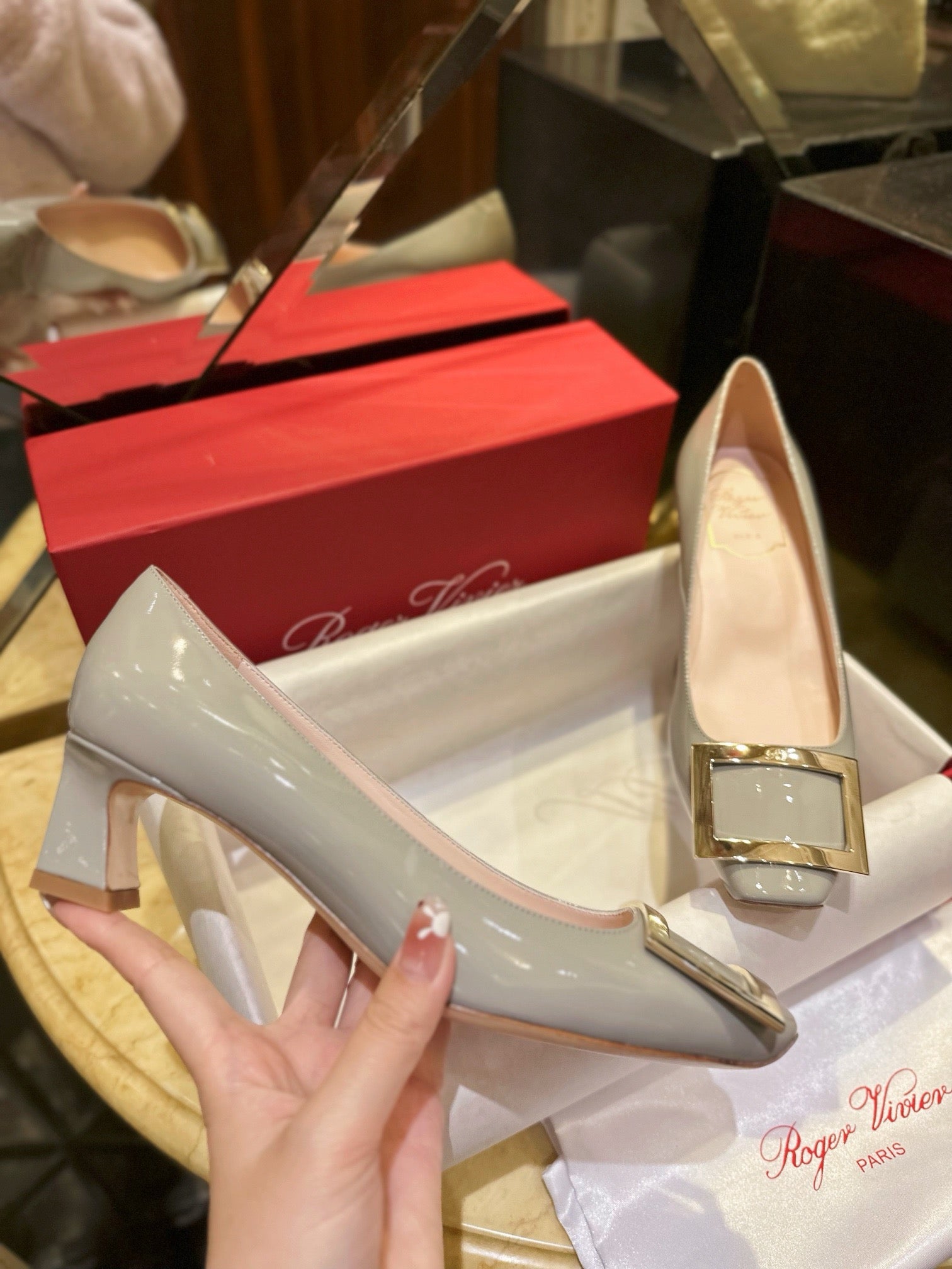 로저비비에 트럼펫 메탈 버클 펌프스