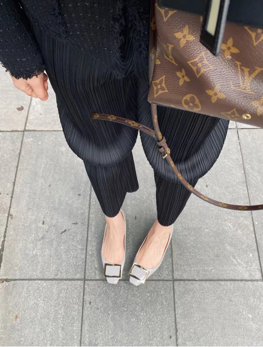 로저비비에 트럼펫 메탈 버클 펌프스