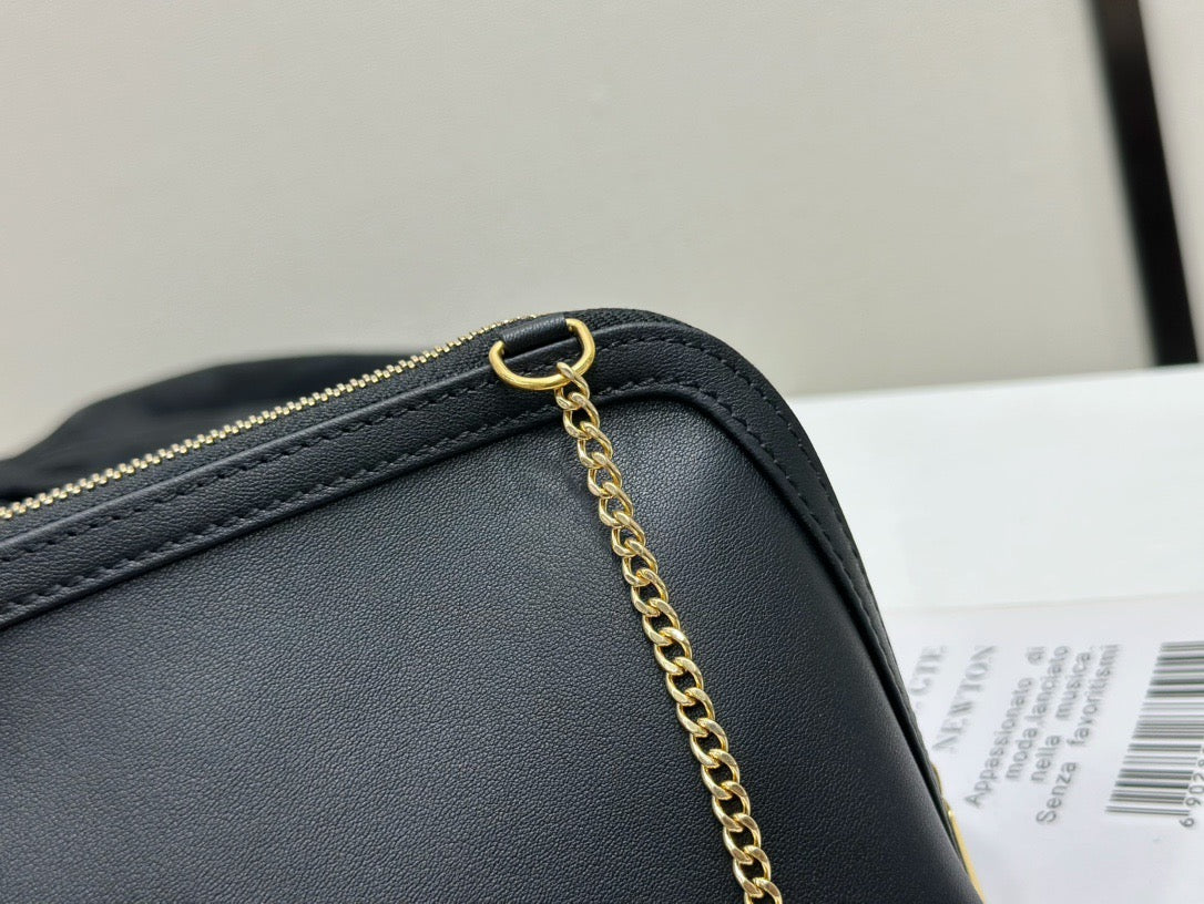 셀린느 트리옹프 레더 체인 클러치