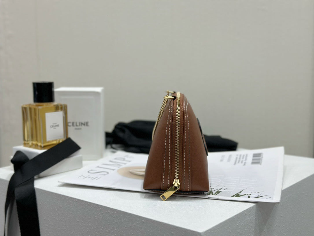 셀린느 트리옹프 레더 체인 클러치