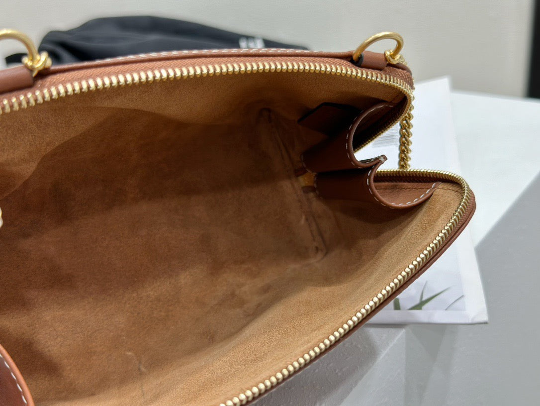 셀린느 트리옹프 레더 체인 클러치