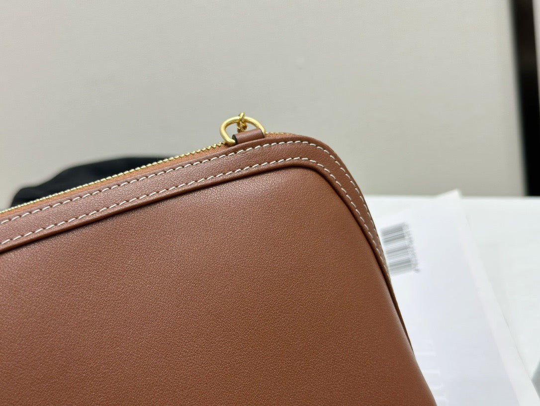 셀린느 트리옹프 레더 체인 클러치