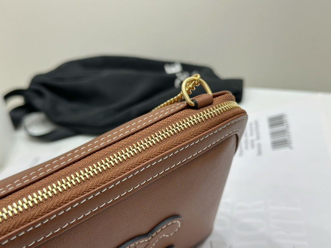 셀린느 트리옹프 레더 체인 클러치