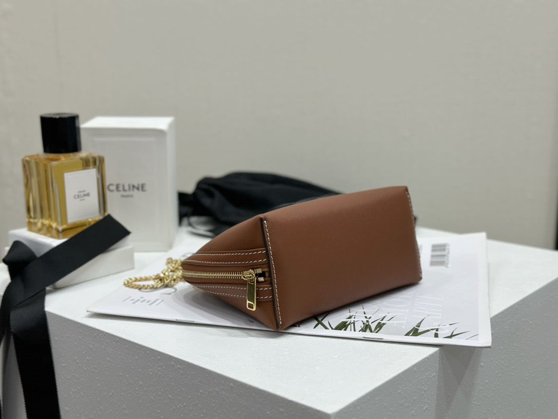 셀린느 트리옹프 레더 체인 클러치