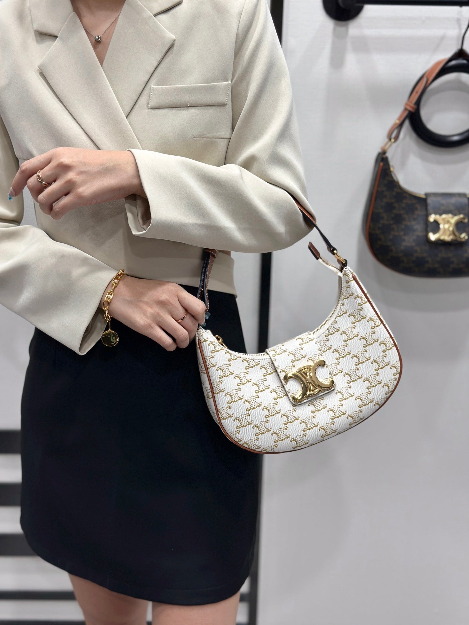 셀린느 트리옹프 아바백 캔버스 미디움