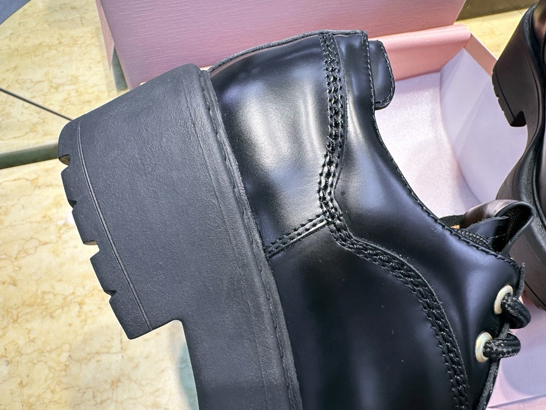 미우미우 가죽 레이스업 슈즈