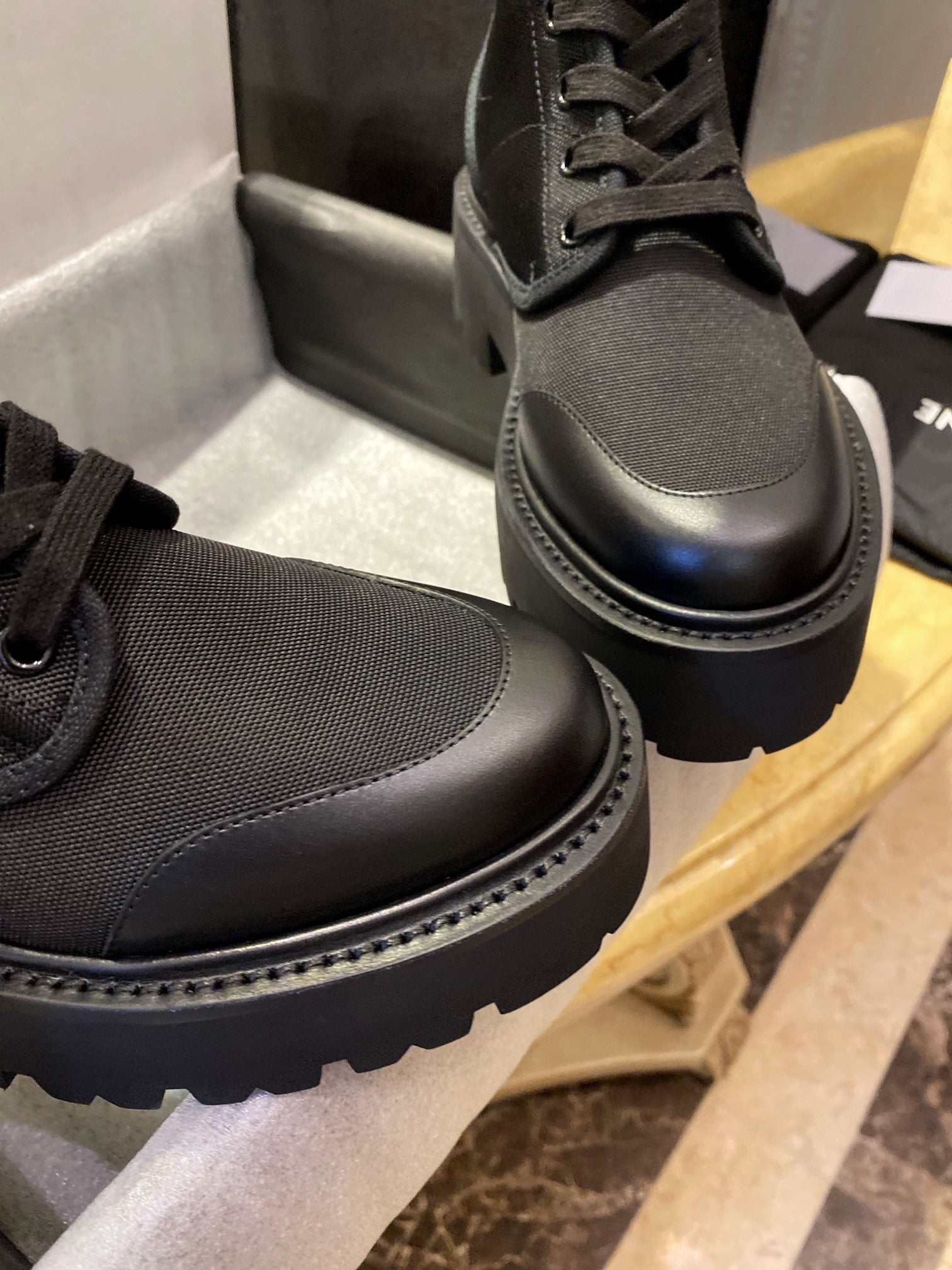 셀린느 나일론 벌키 레이스업 부츠