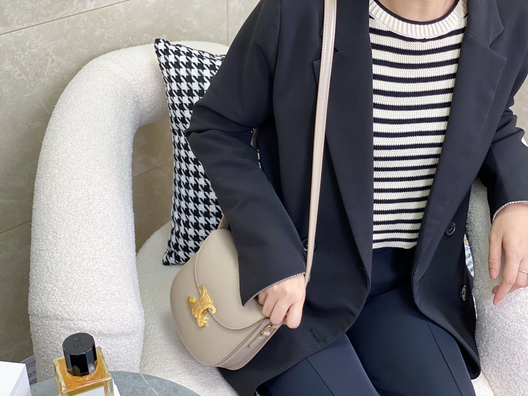 셀린느 트리옹프 틴 베사체 숄더백