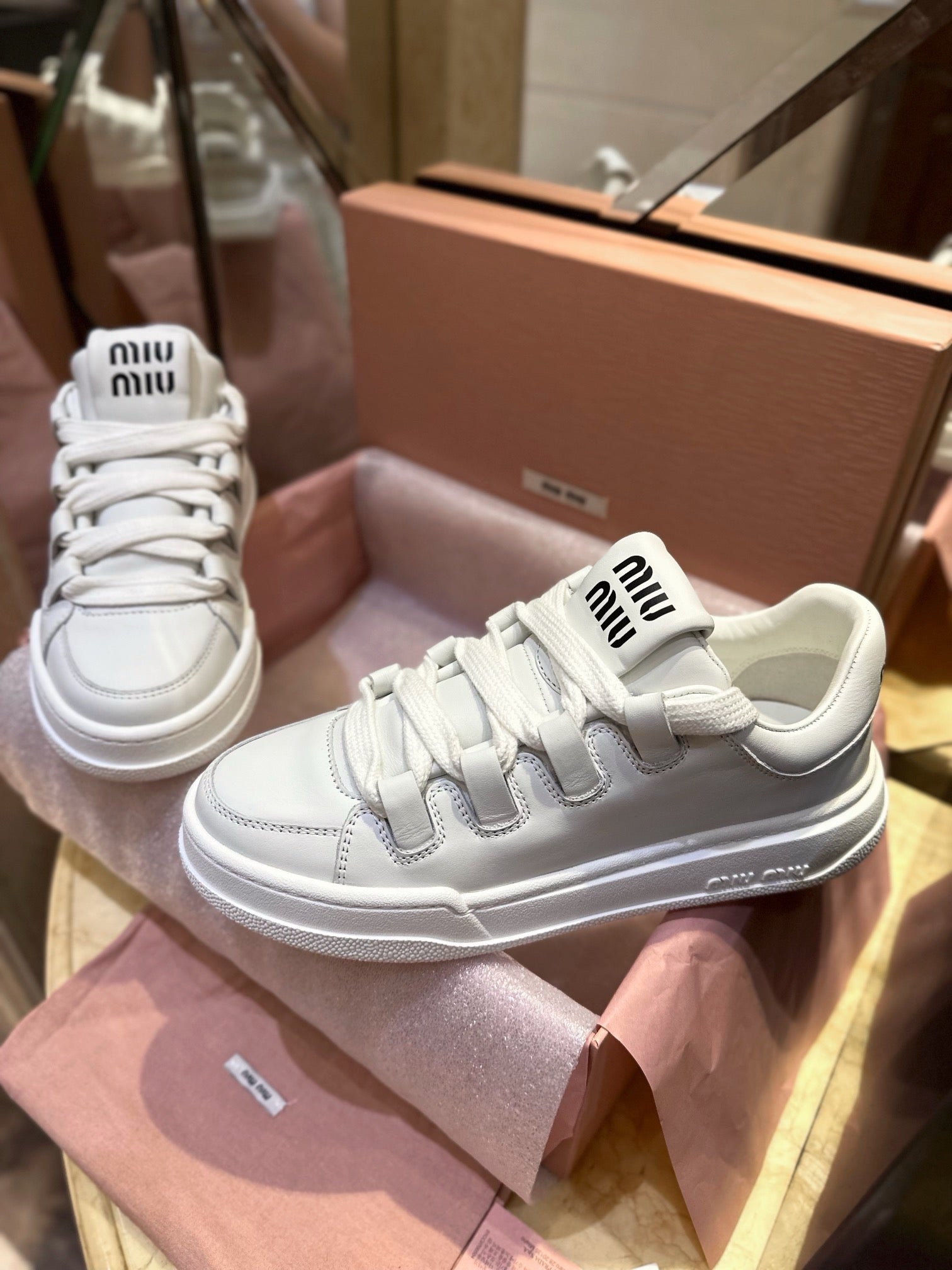 미우미우 레더 스니커즈
