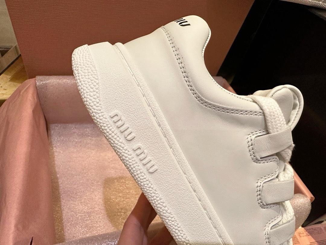 미우미우 레더 스니커즈