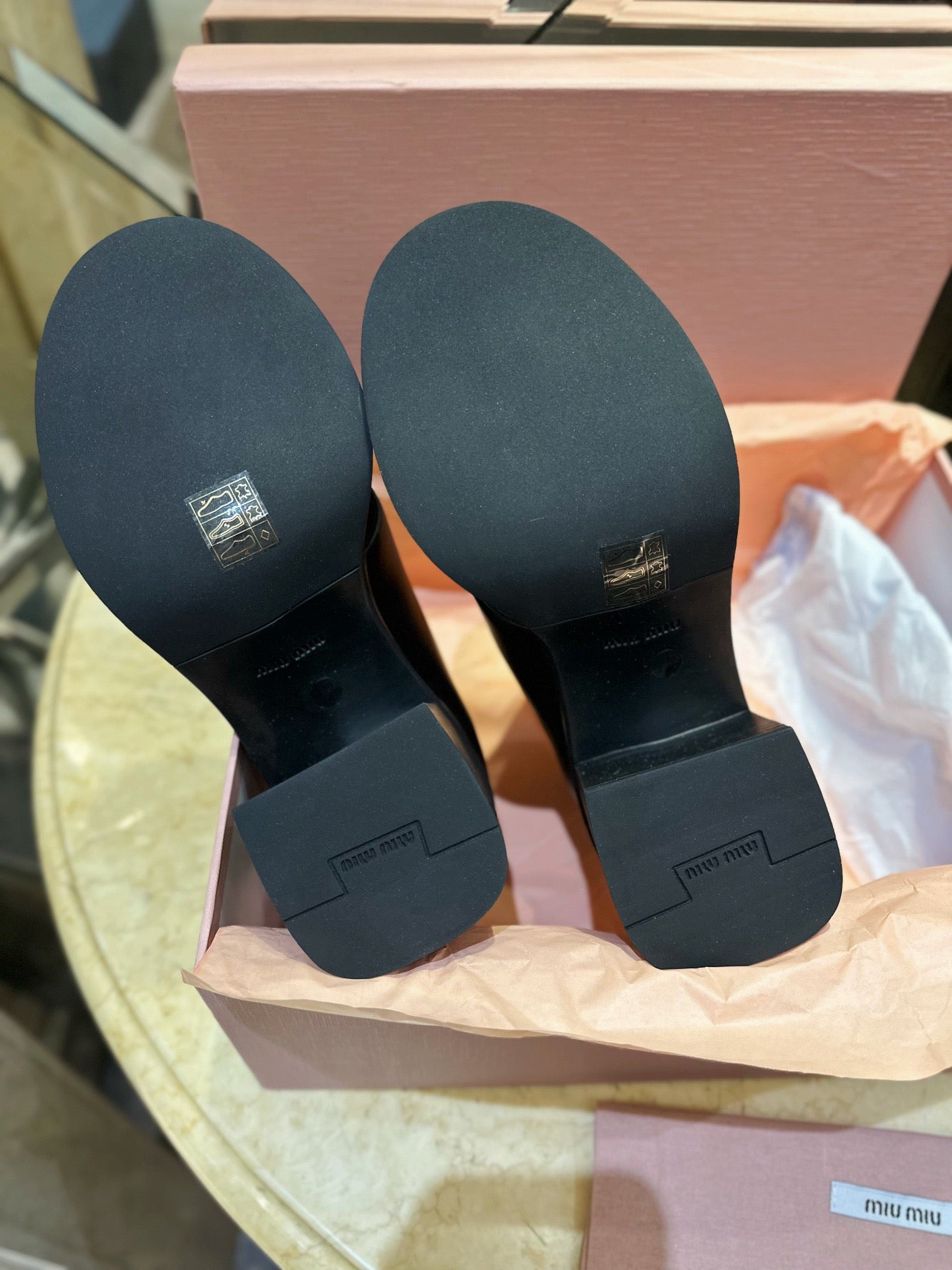 미우미우 레더 통 부츠