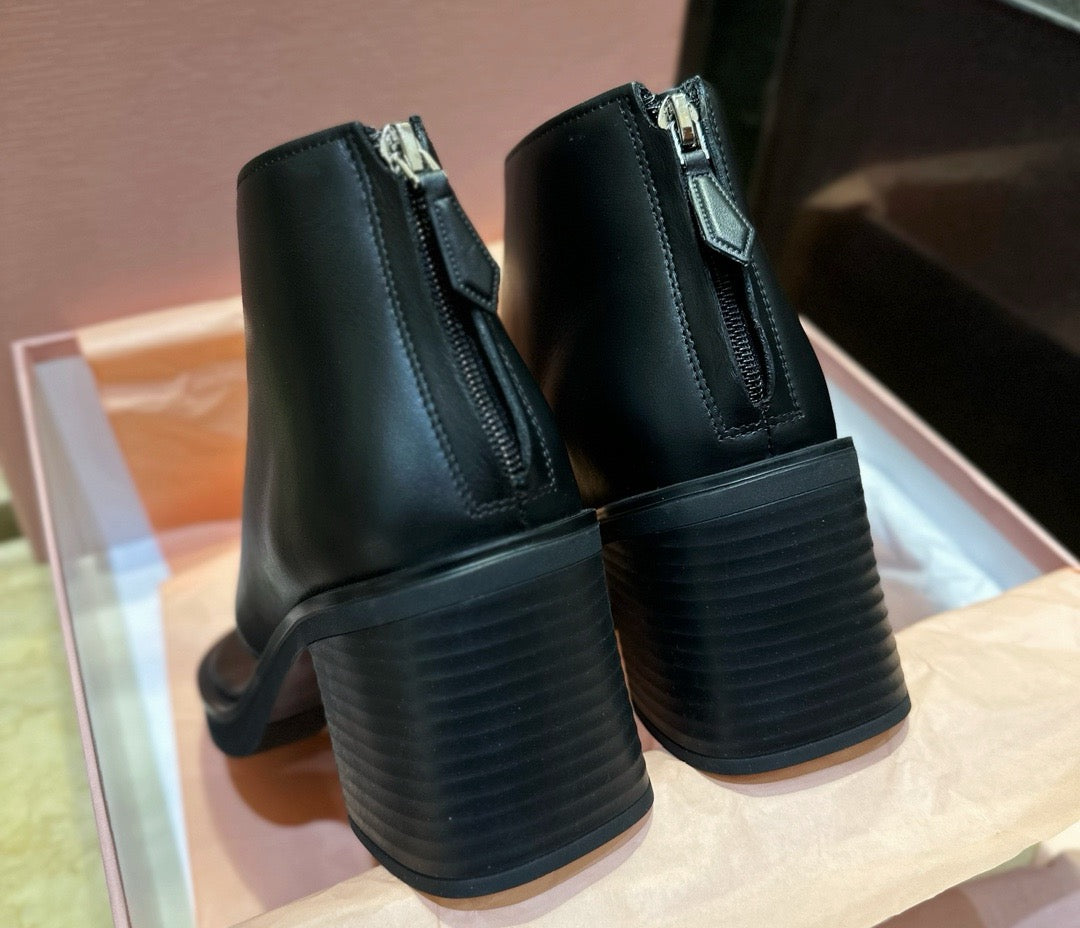 미우미우 레더 통 부츠