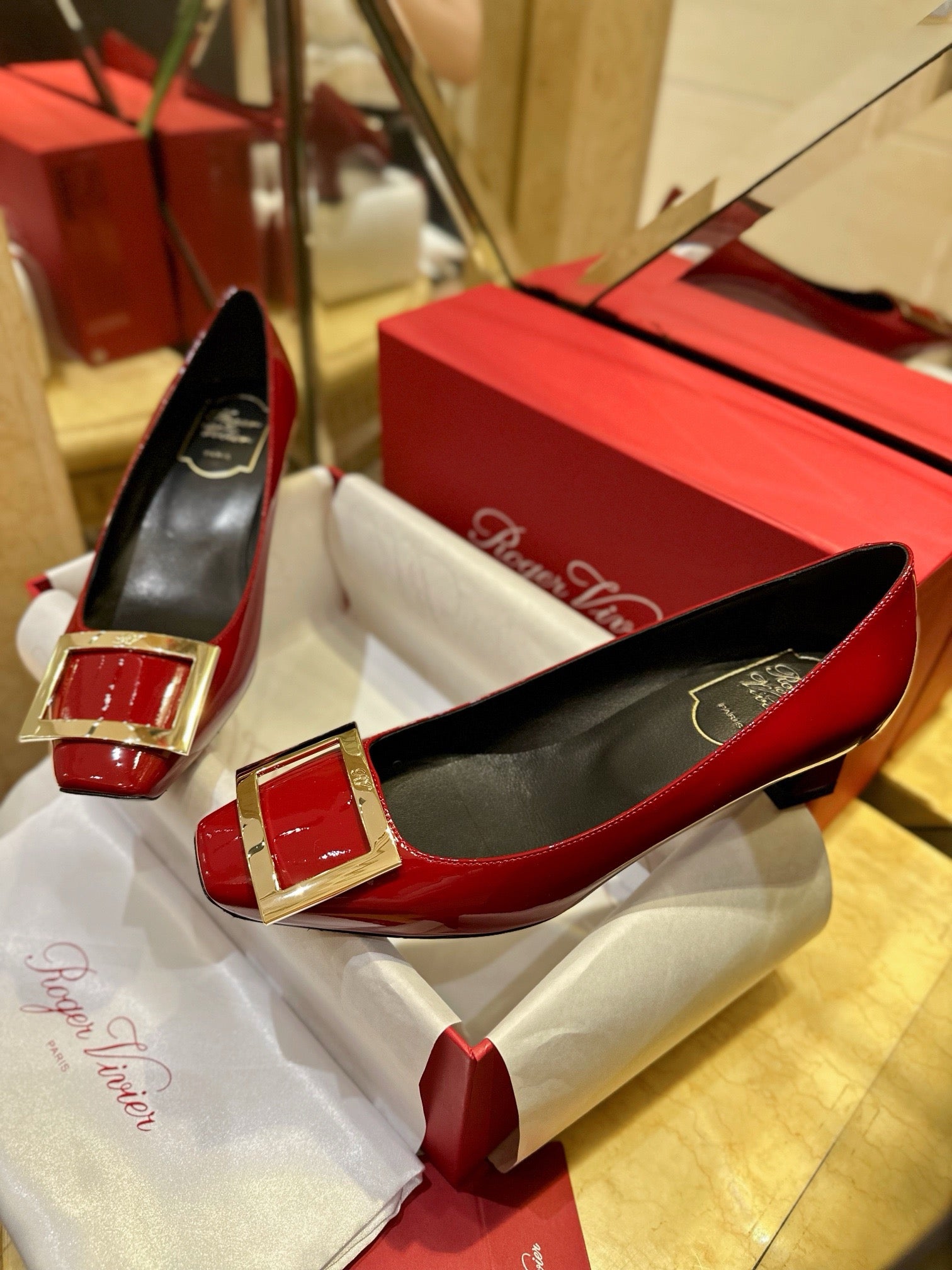 로저비비에 트럼펫 메탈 버클 펌프스