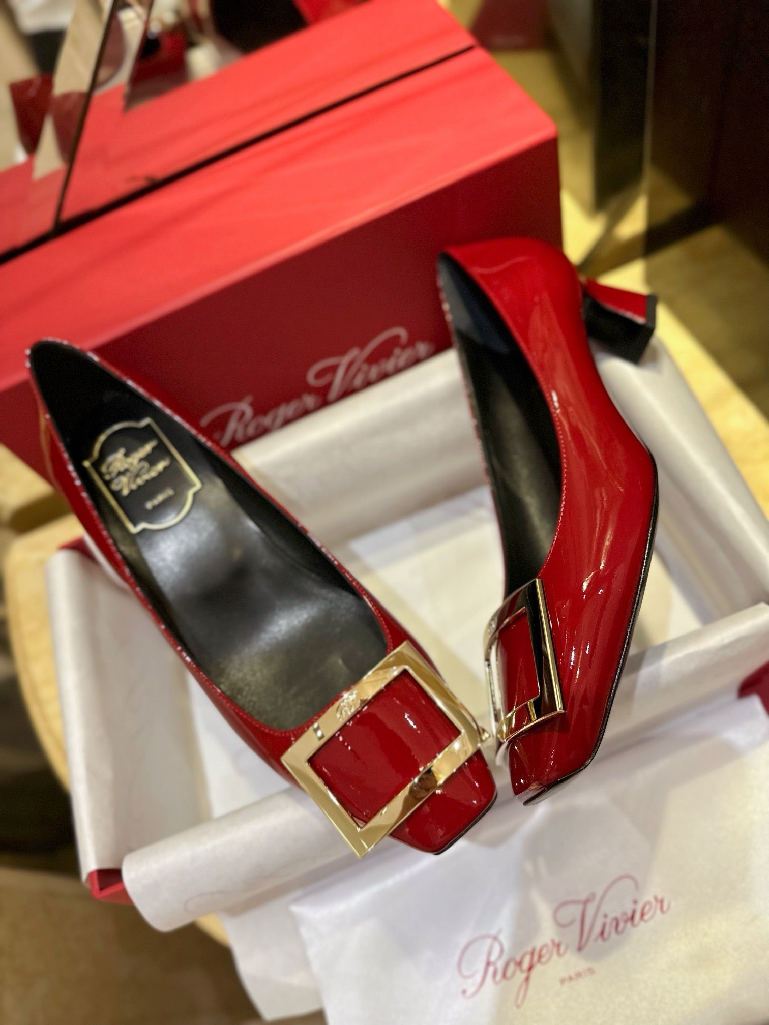 로저비비에 트럼펫 메탈 버클 펌프스