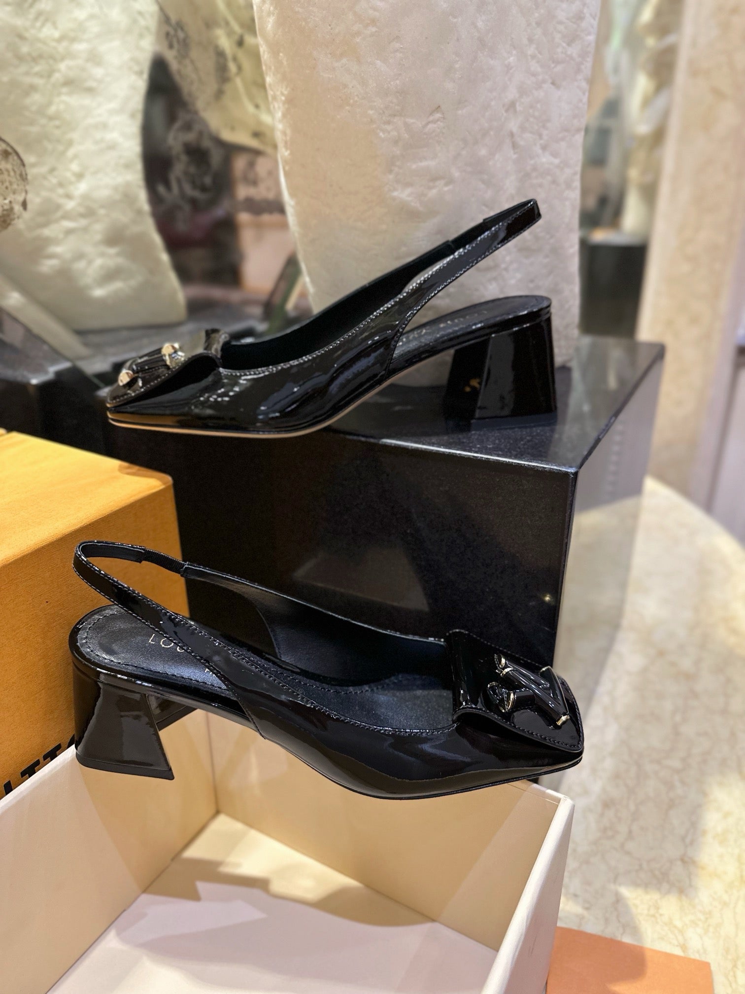 루이비통 셰이크 슬링백 펌프스