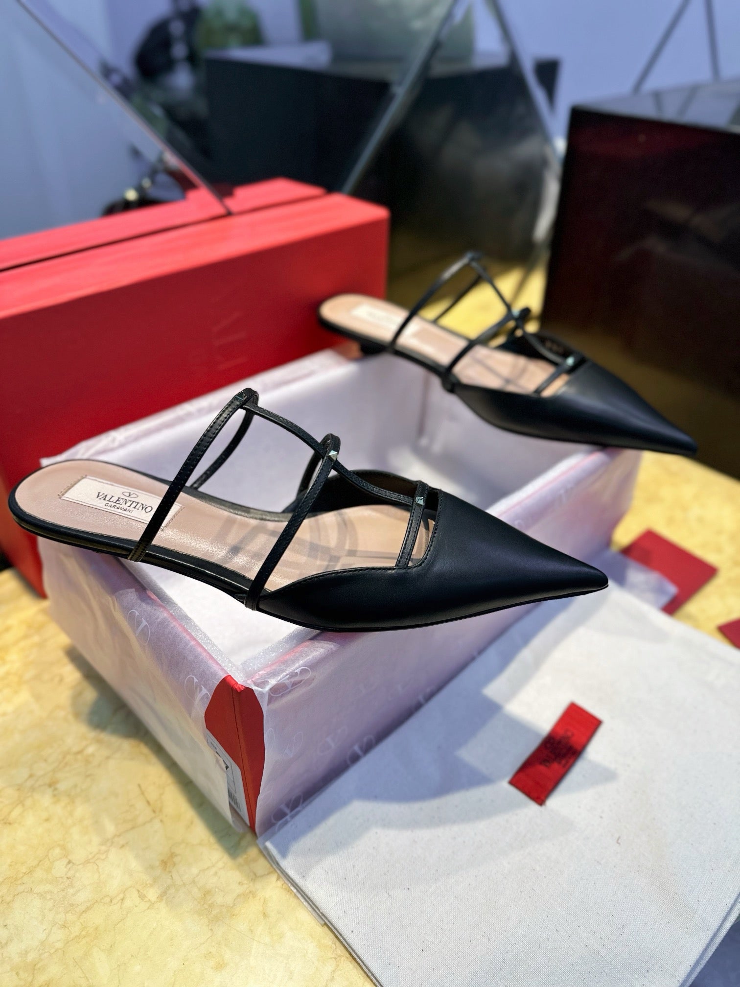 발렌티노 락스터드 위스피 뮬