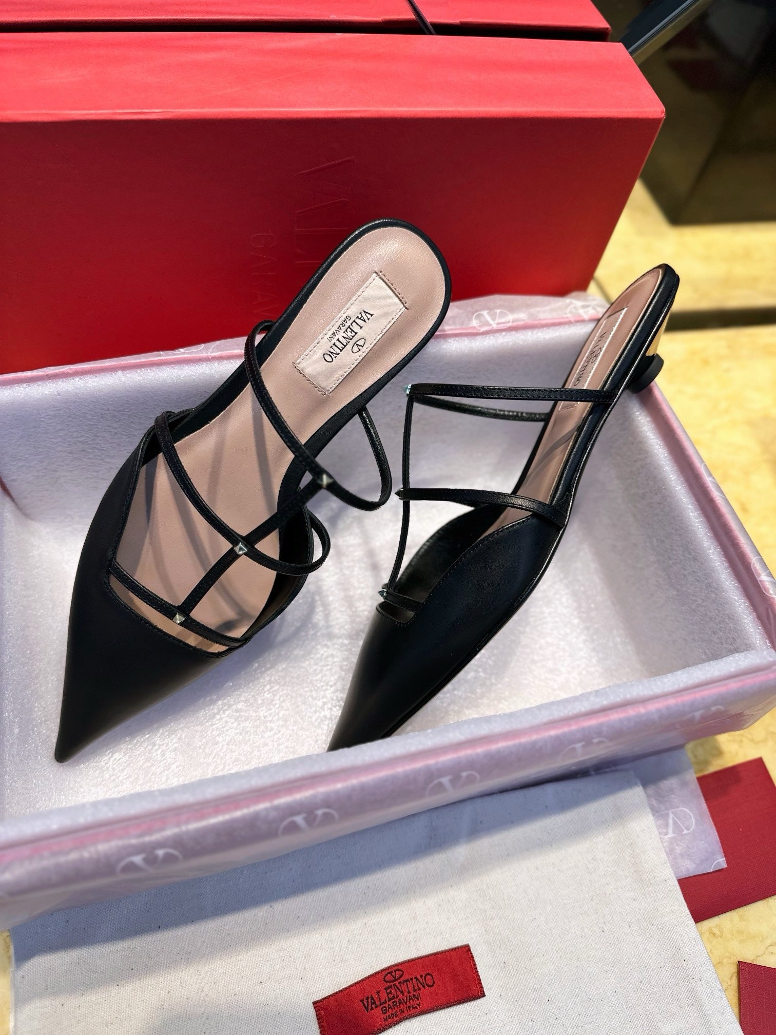 발렌티노 락스터드 위스피 뮬