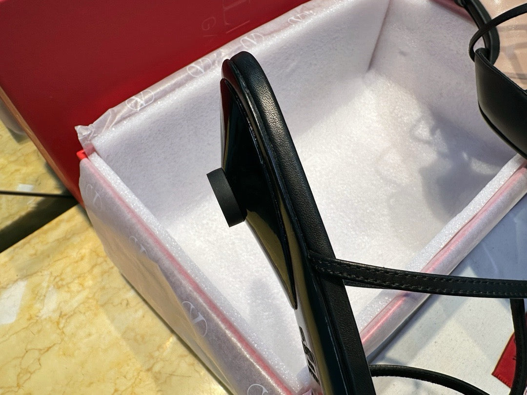 발렌티노 락스터드 위스피 뮬