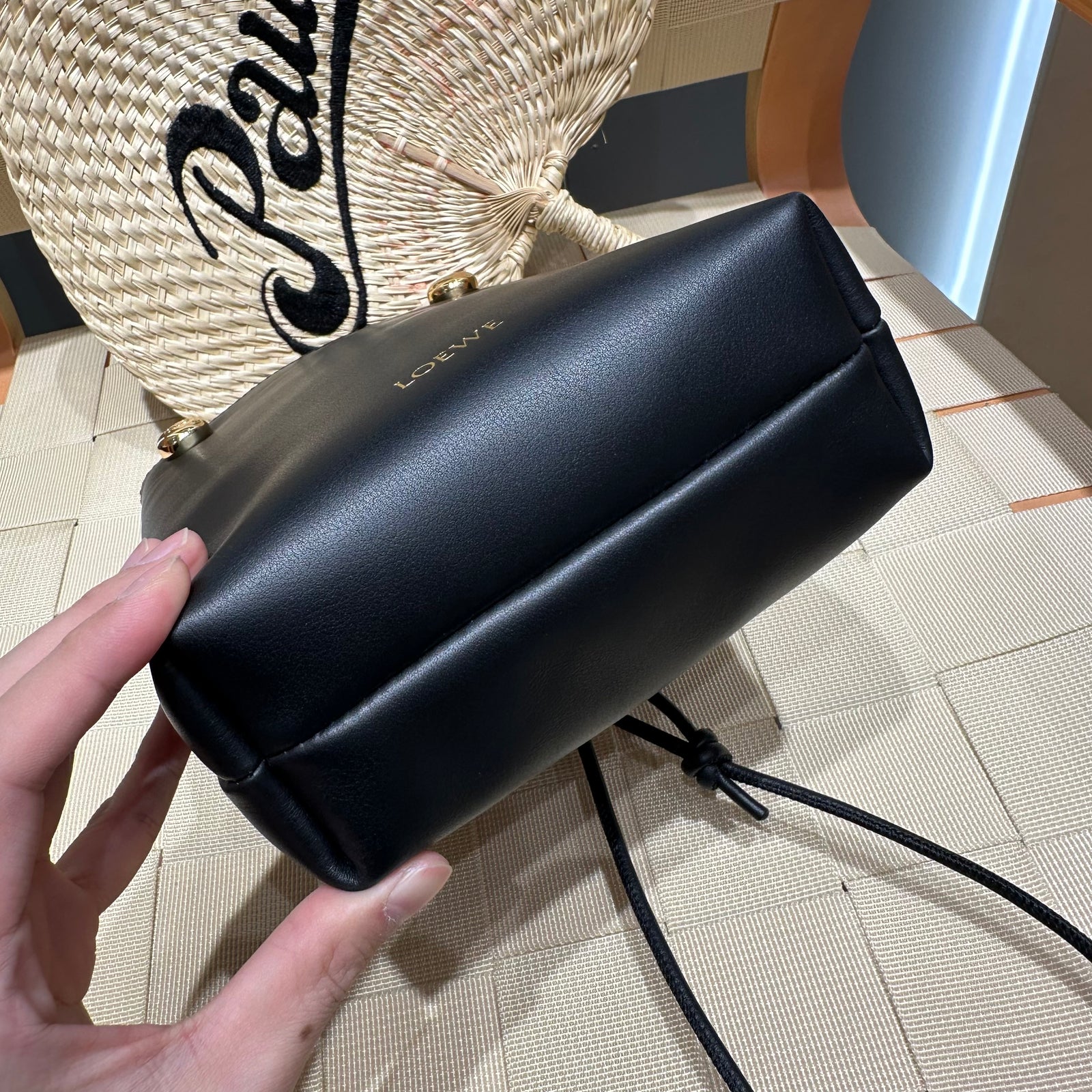 로에베 페블 파우치