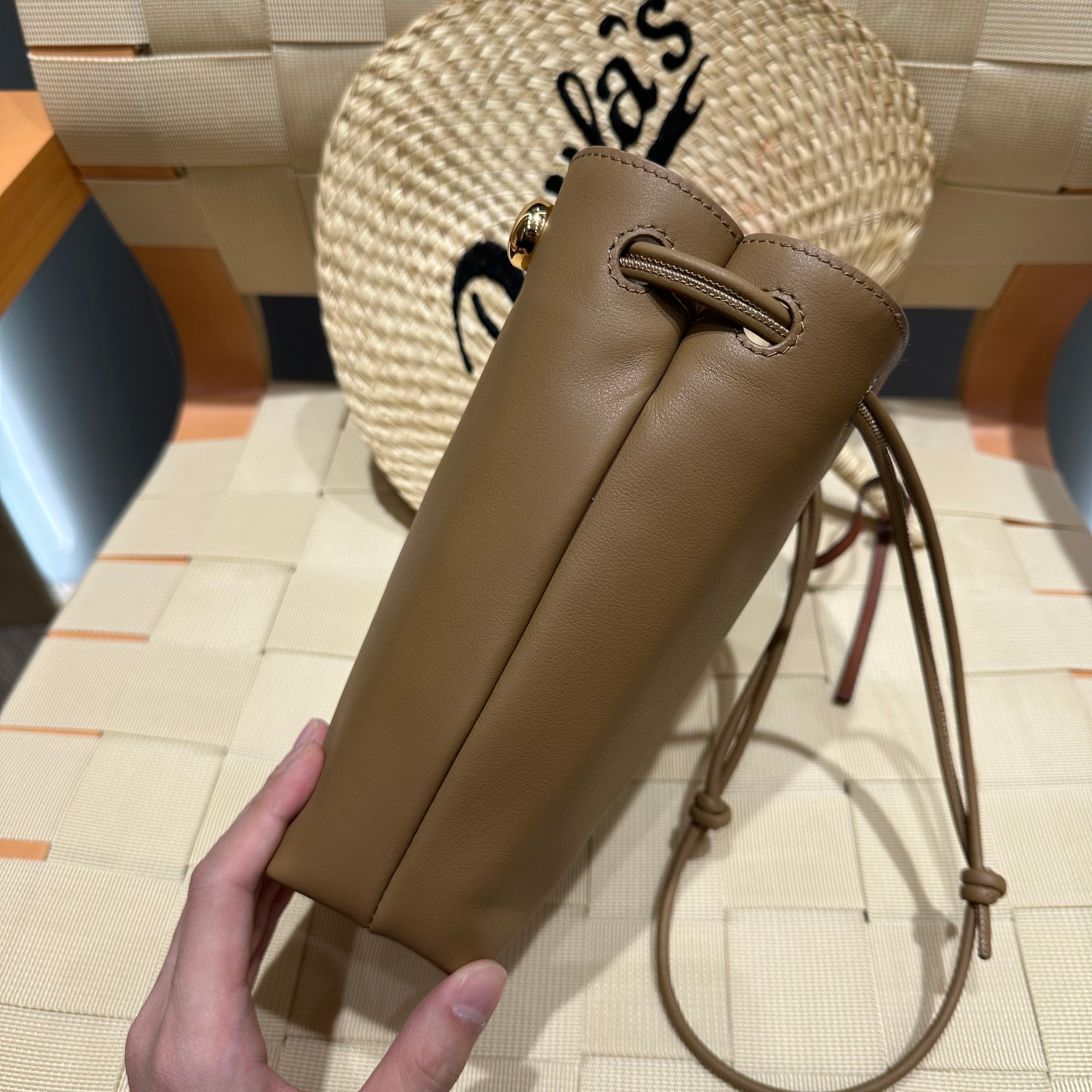 로에베 페블 파우치