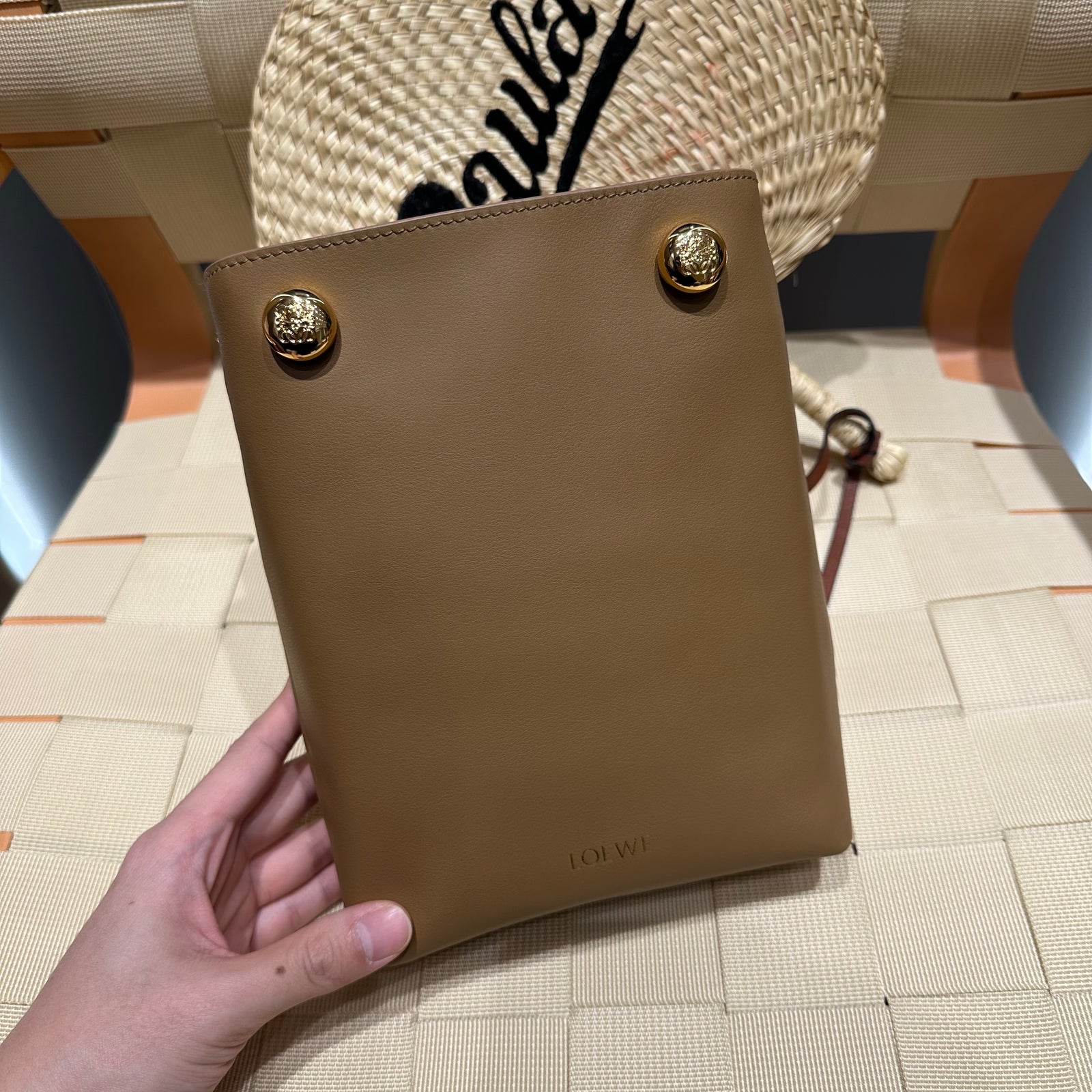 로에베 페블 파우치