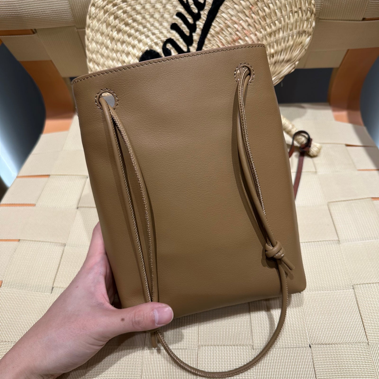 로에베 페블 파우치