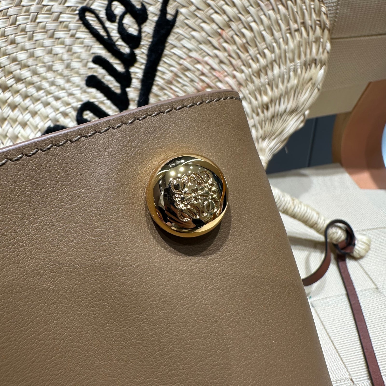 로에베 페블 파우치