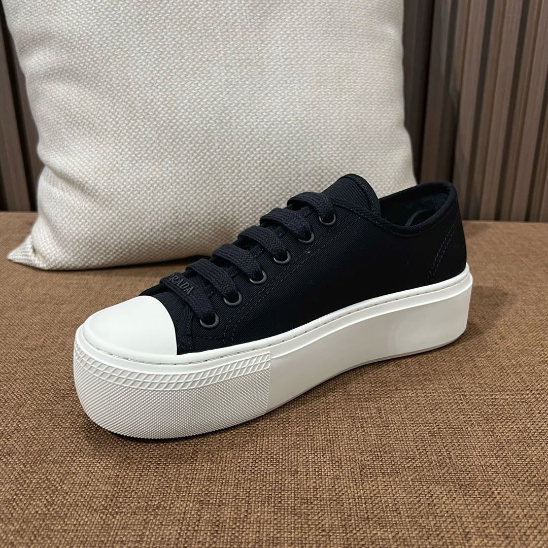 프라다 레이스 패브릭 스니커즈