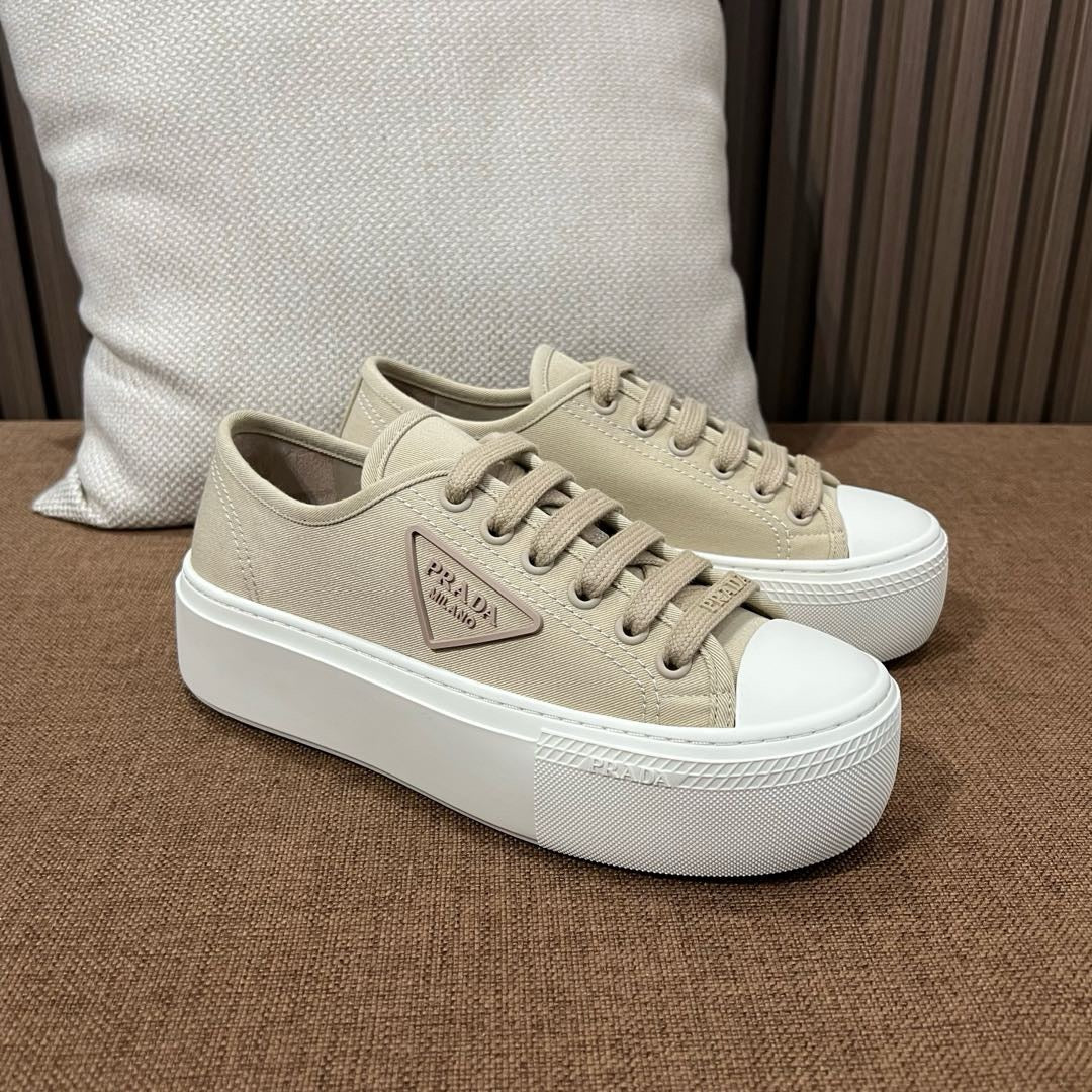 프라다 레이스 패브릭 스니커즈