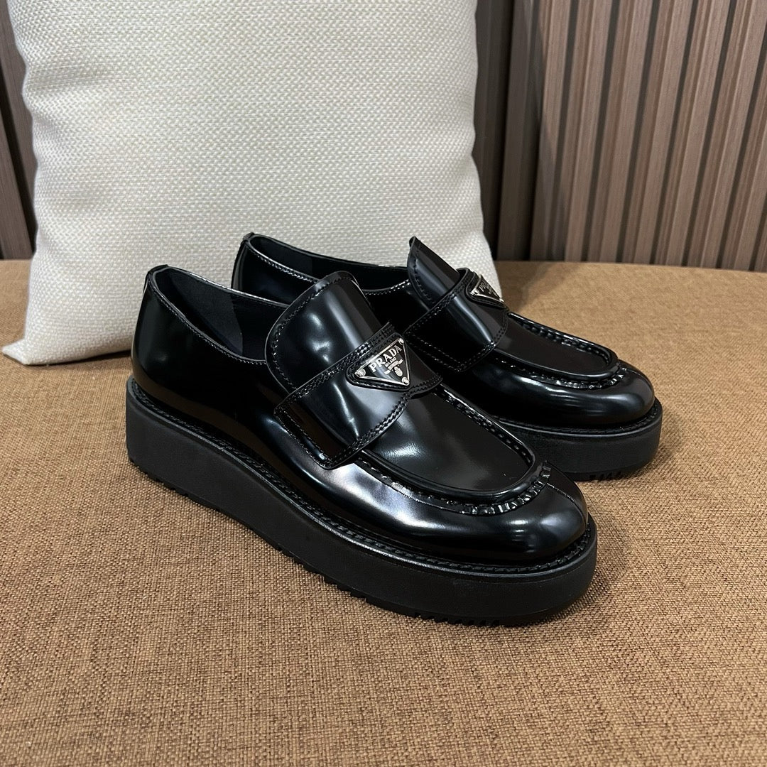 프라다 플랫폼 브러쉬드 가죽 로퍼