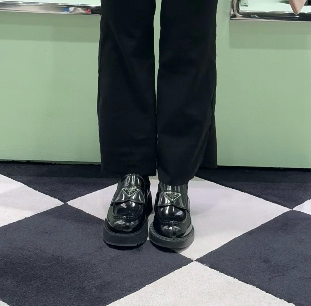 프라다 플랫폼 브러쉬드 가죽 로퍼