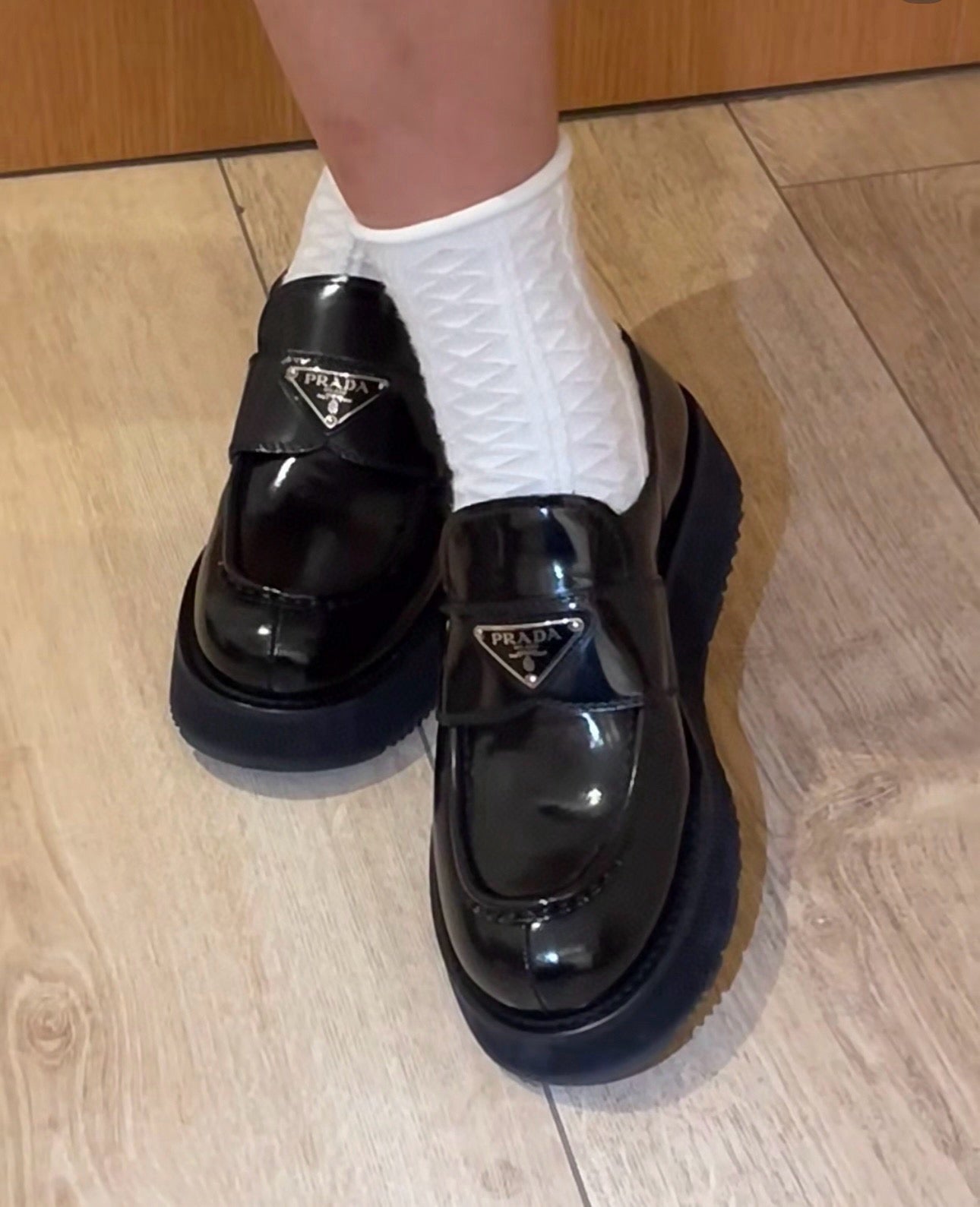 프라다 플랫폼 브러쉬드 가죽 로퍼