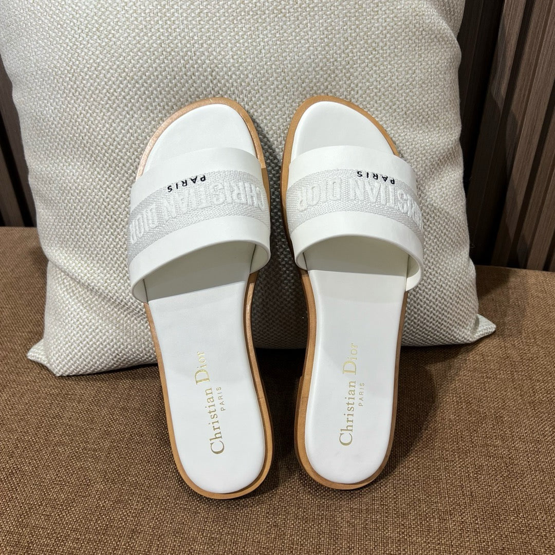 디올 디웨이 슬라이드 카프스킨 뮬