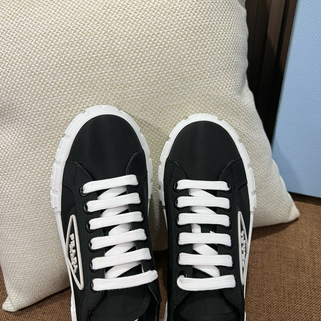 프라다 나일론 개버딘 휠 스니커즈