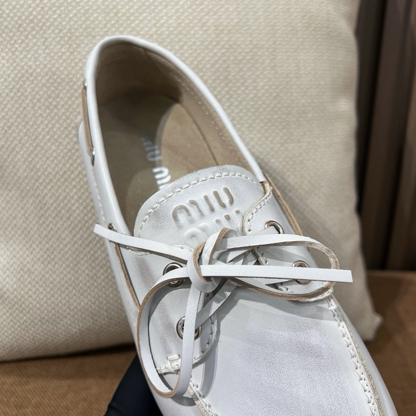 미우미우 언라인드 블리치드 보트 슈즈