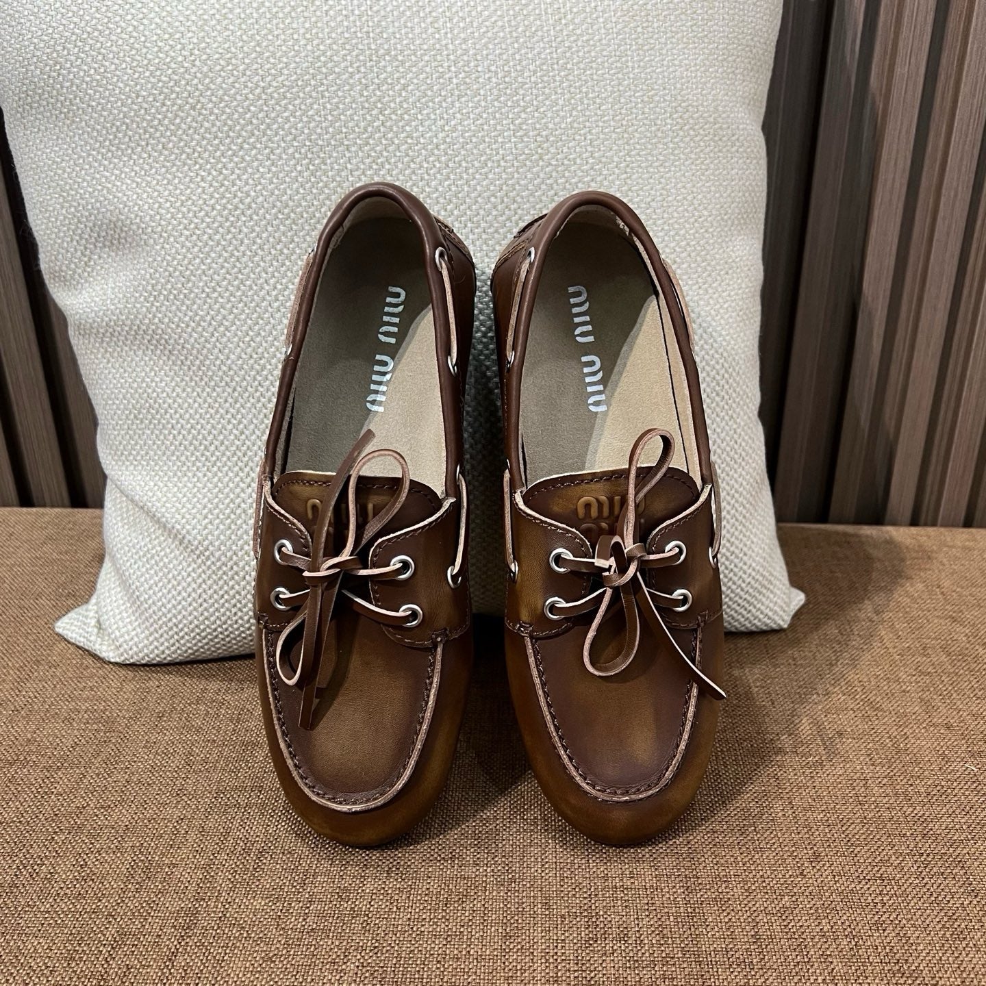 미우미우 언라인드 블리치드 보트 슈즈