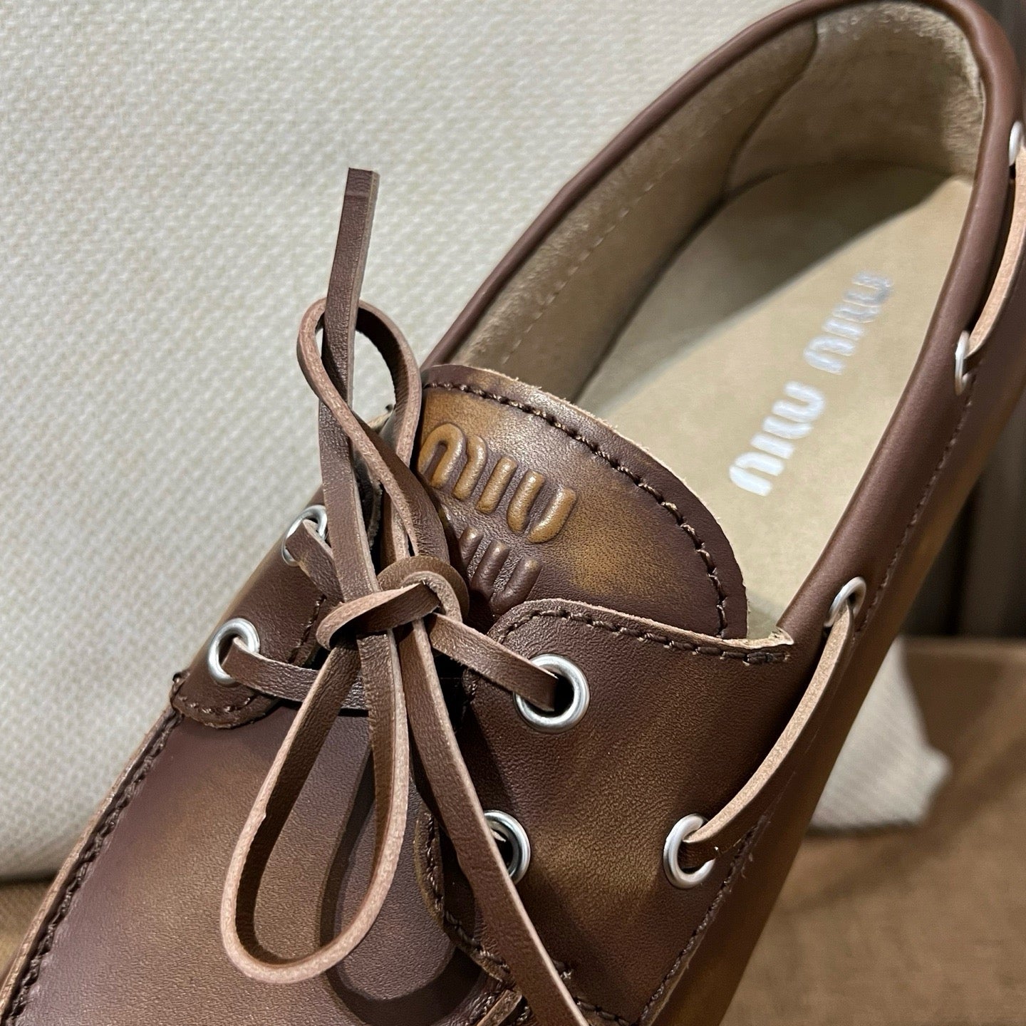 미우미우 언라인드 블리치드 보트 슈즈