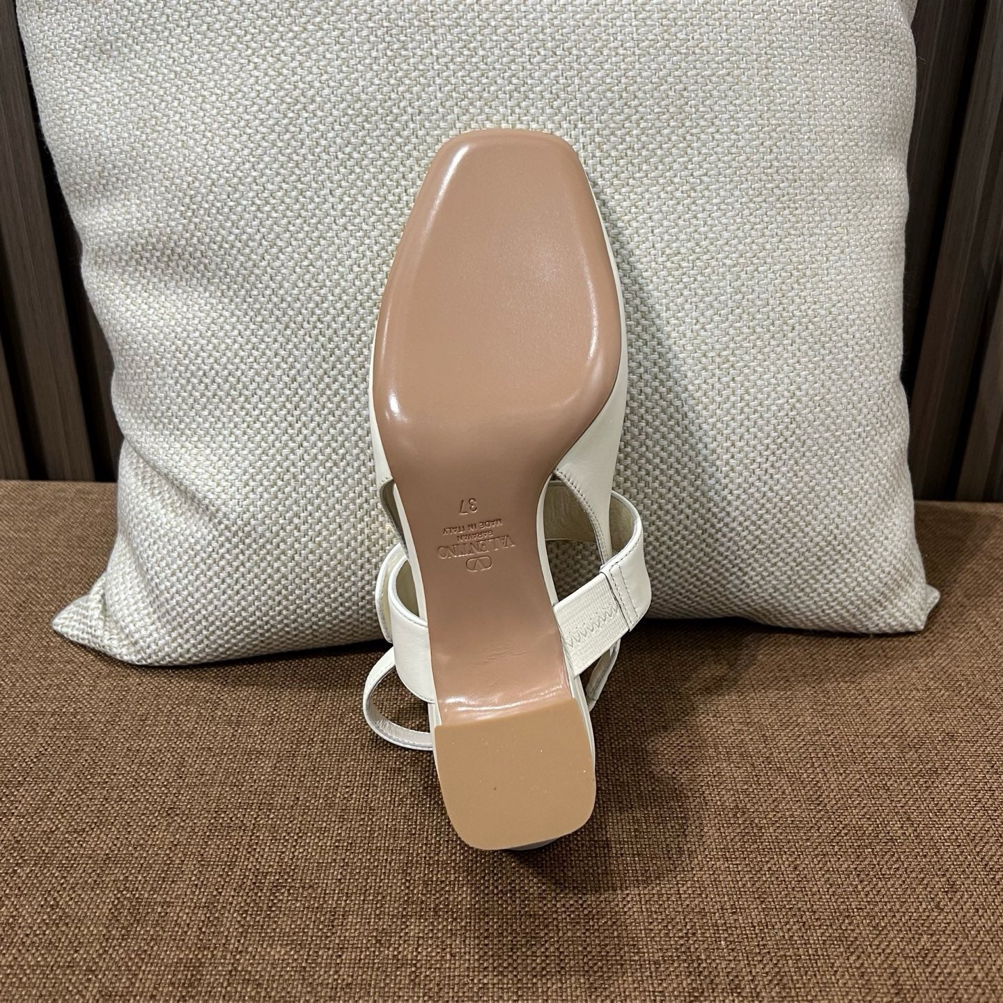 발렌티노 가라바니 힐 펌프스