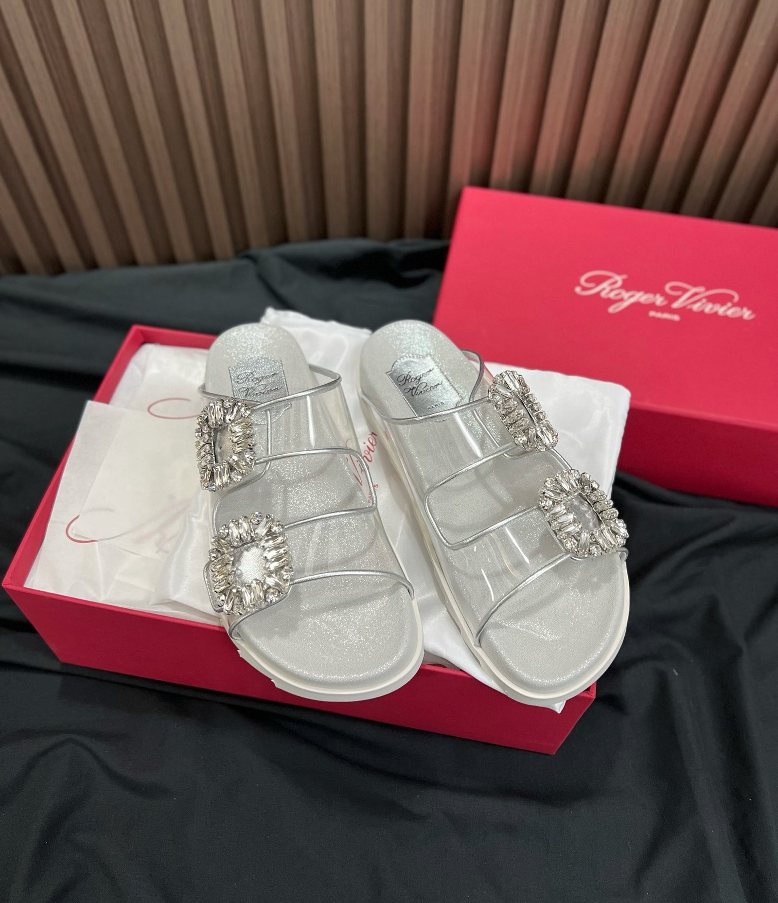 로저비비에 슬라이드 비브 스트라스 버클 샌들